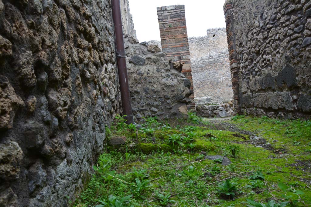 IX.5.4 Pompeii. March 2017. Room e, looking north towards structure in north-west corner and doorway to room b.
Foto Christian Beck, ERC Grant 681269 DCOR.
