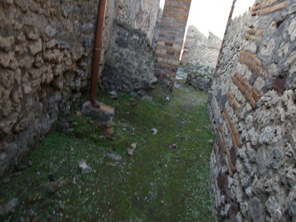 IX.5.4 Pompeii. December 2007. Room e, looking north to doorway to room b.