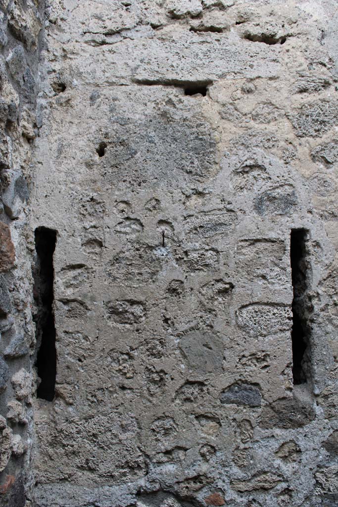 IX.5.4 Pompeii. March 2019. Room e, detail in west wall in south-west corner.
Foto Christian Beck, ERC Grant 681269 DCOR.
