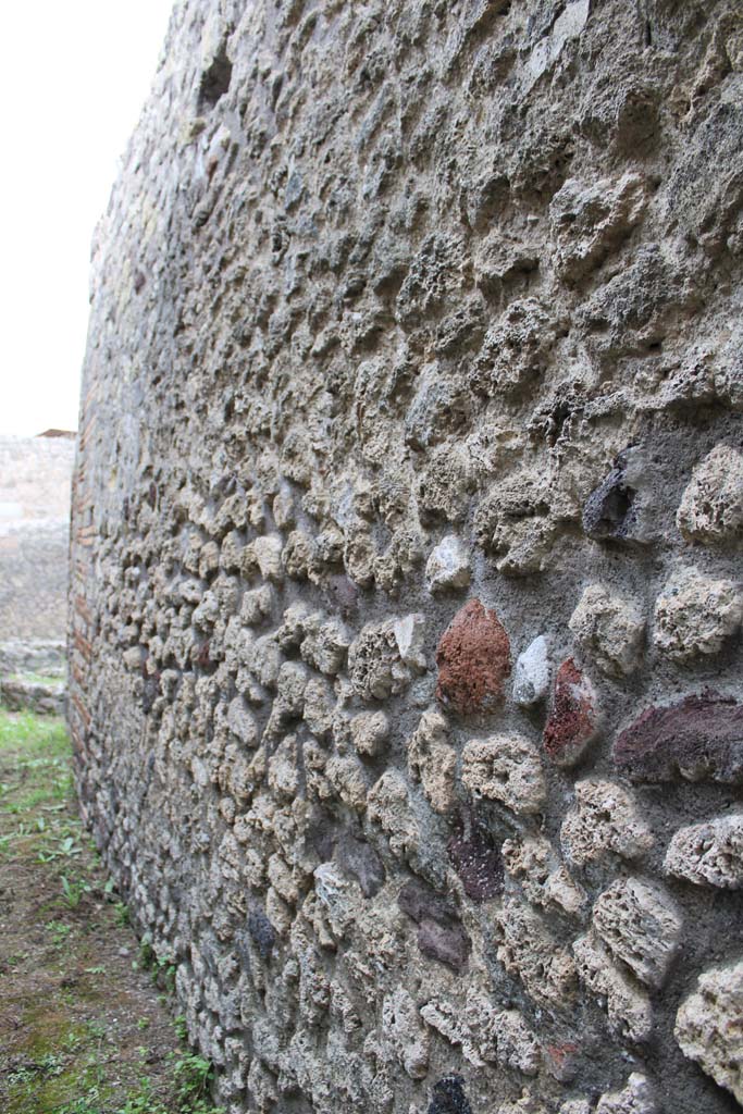 IX.5.4 Pompeii. March 2019. Room e, looking north along east wall.
Foto Christian Beck, ERC Grant 681269 DCOR.

