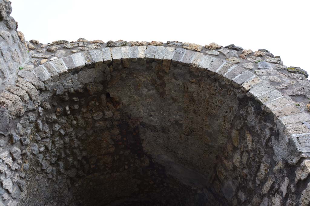 IX.5.4 Pompeii. March 2017. Room f, upper oven arch on east side of room.
Foto Christian Beck, ERC Grant 681269 DCOR.


