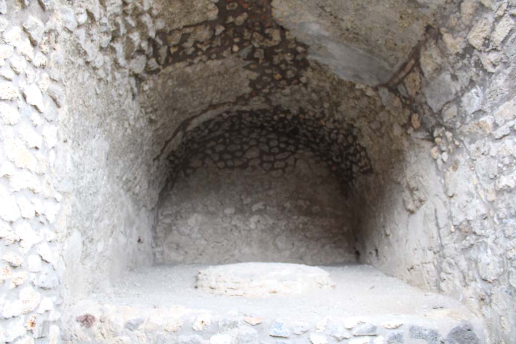 IX.5.4 Pompeii. March 2019. Room f, looking east towards upper oven.
Foto Christian Beck, ERC Grant 681269 DCOR.

