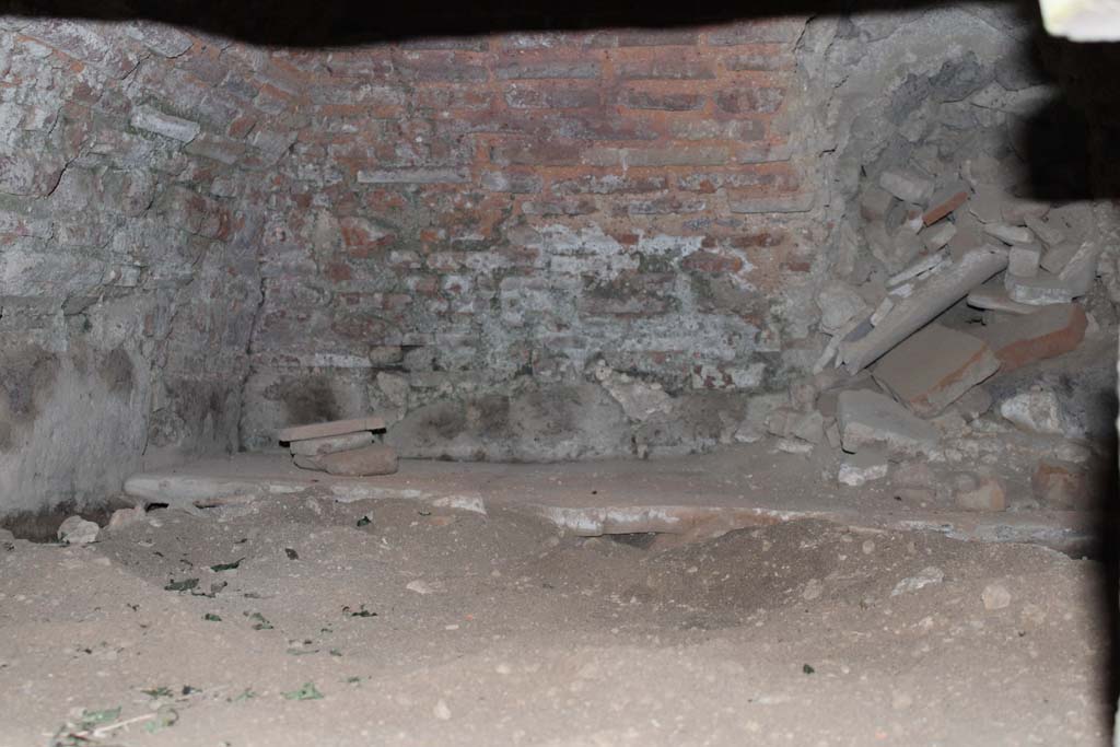 IX.5.4 Pompeii. March 2019. Room f, looking east into oven-mouth.
Foto Christian Beck, ERC Grant 681269 DCOR.

