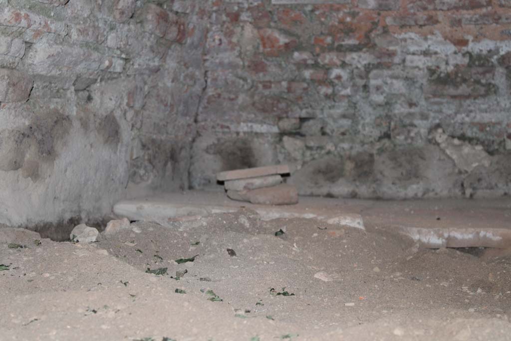 IX.5.4 Pompeii. March 2019. Room f, detail from north-east corner in oven.
Foto Christian Beck, ERC Grant 681269 DCOR.

