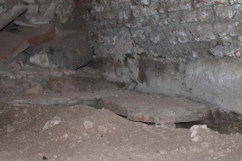 IX.5.4 Pompeii. March 2019. Room f, detail from south-east corner in oven.
Foto Christian Beck, ERC Grant 681269 DCOR.

