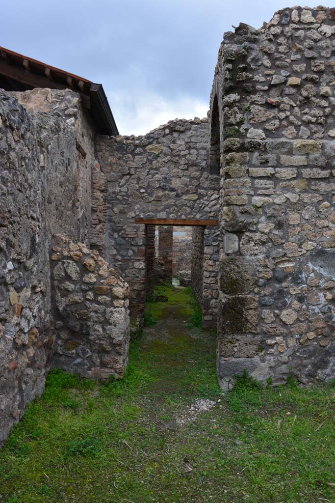 IX.5.4 Pompeii. March 2017. 
Room g, doorway in north wall, leading into room f, with oven on east side, on right. 
Foto Christian Beck, ERC Grant 681269 DCOR.


