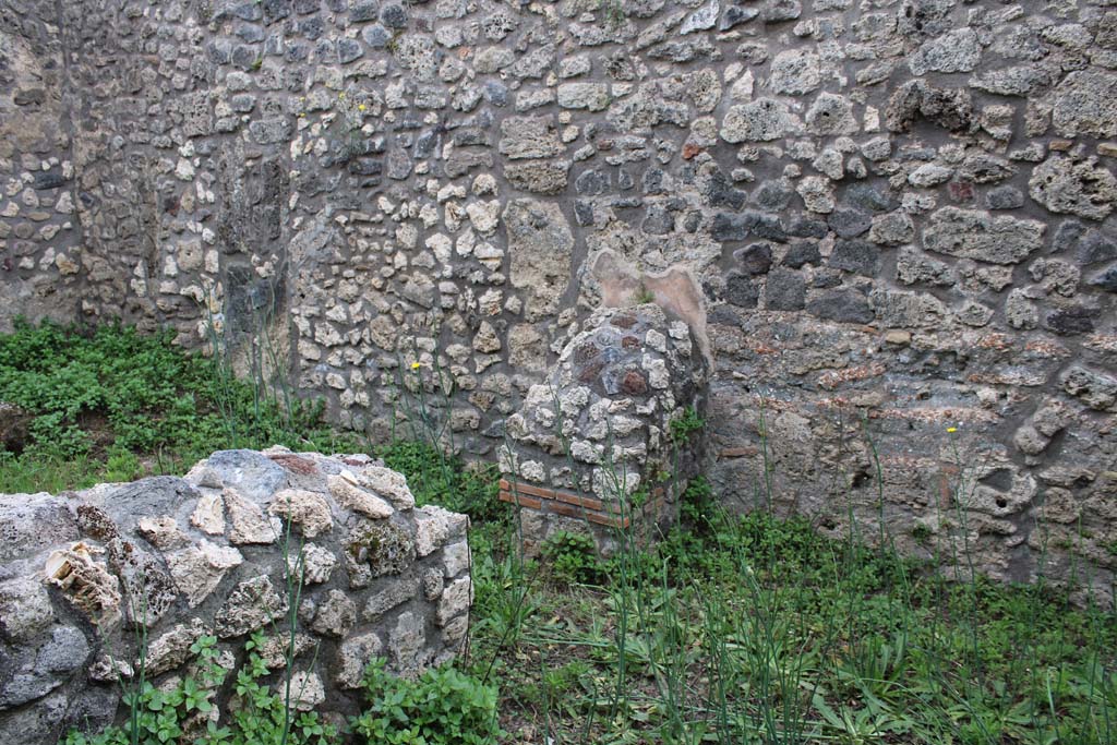 IX.5.4 Pompeii. March 2019. Room g, looking west along south wall, with doorway into room h.
Foto Christian Beck, ERC Grant 681269 DCOR.

