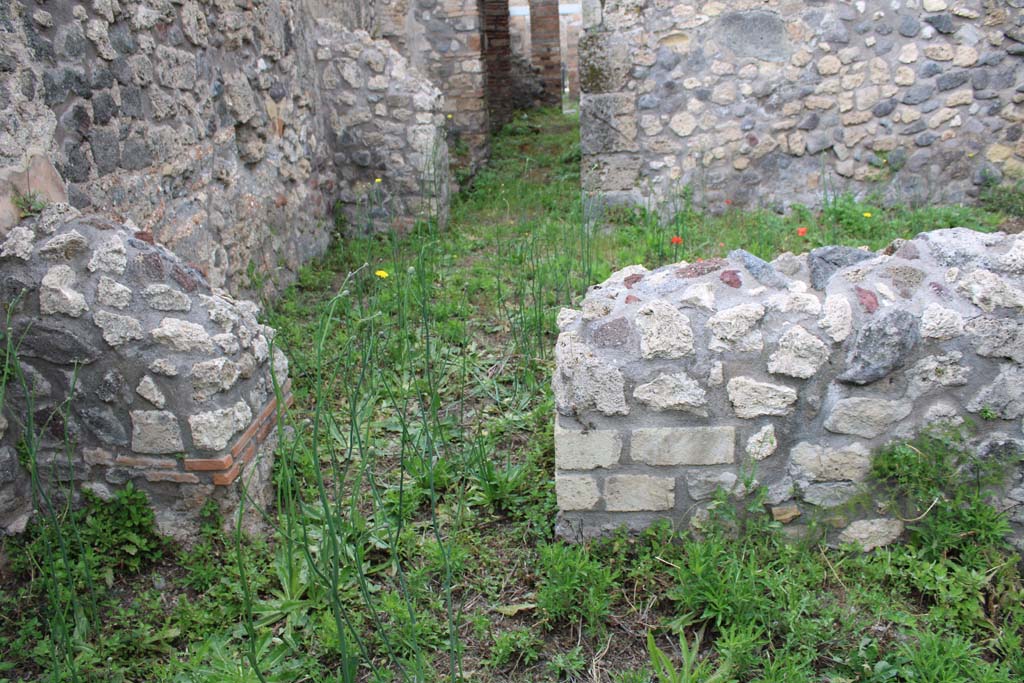 IX.5.4 Pompeii. March 2019. Room h, looking north through doorway in north wall into room g.
Foto Christian Beck, ERC Grant 681269 DCOR.
