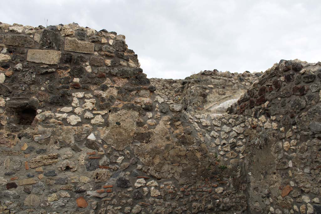 IX.5.4 Pompeii. March 2019. Room h, upper east wall at south end.
Foto Christian Beck, ERC Grant 681269 DCOR.
