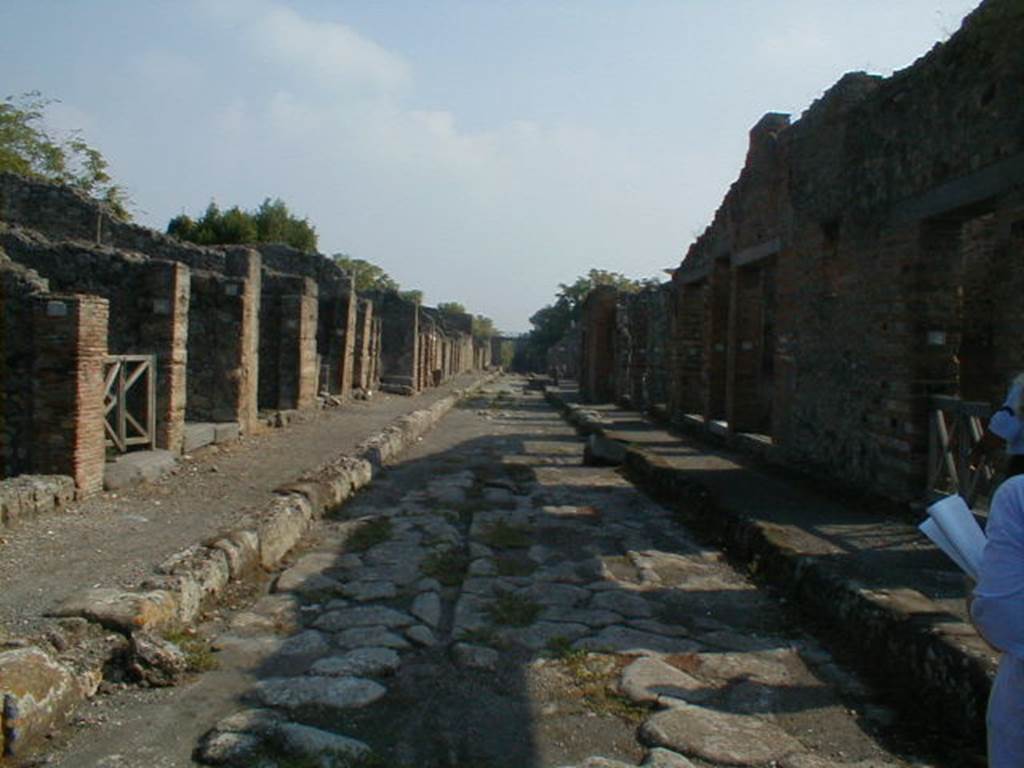V.2 Pompeii, on left.  May 2005.          Via di Nola, looking east.               IX.5.4, on right.
