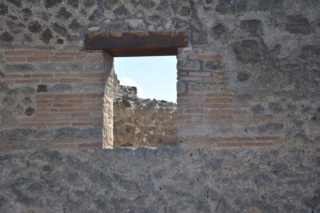 IX.5.4, Pompeii. May 2017. Looking south from Via di Nola towards front façade below window on east side of entrance doorway.   
Foto Christian Beck, ERC Grant 681269 DÉCOR.
