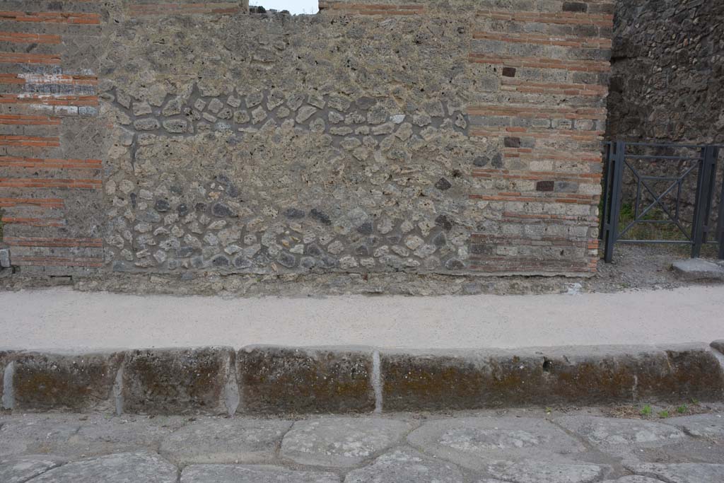 IX.5.4, Pompeii. May 2017. Looking south to detail from front façade on east side of entrance doorway, on right.   
Foto Christian Beck, ERC Grant 681269 DÉCOR.

