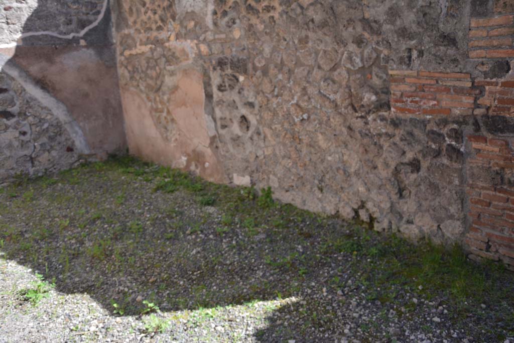 IX.5.4 Pompeii. March 2017. Room a, south wall on east side of doorway to room b.
Foto Christian Beck, ERC Grant 681269 DÉCOR.
