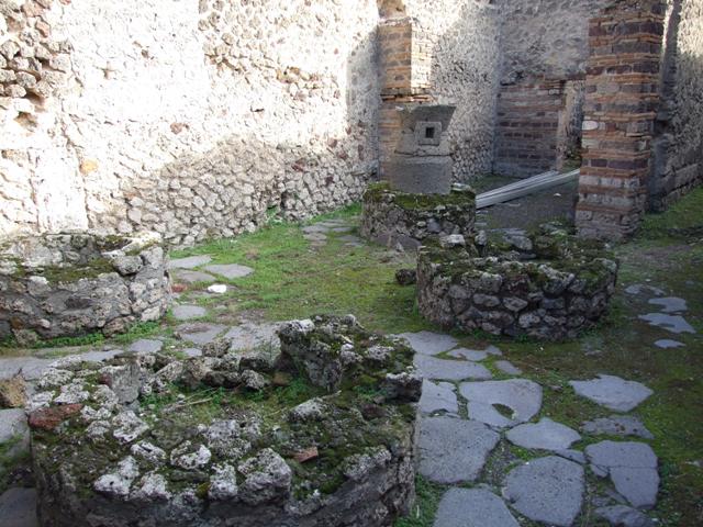 IX.5.4 Pompeii. March 2017. Room b, looking south along west wall towards doorway to room e, in centre.
Foto Christian Beck, ERC Grant 681269 DÉCOR.
