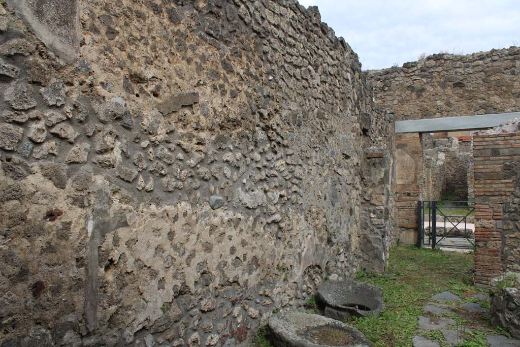  
IX.5.4 Pompeii. March 2017. Room b, looking north across masonry bases. 
Foto Christian Beck, ERC Grant 681269 DÉCOR.
