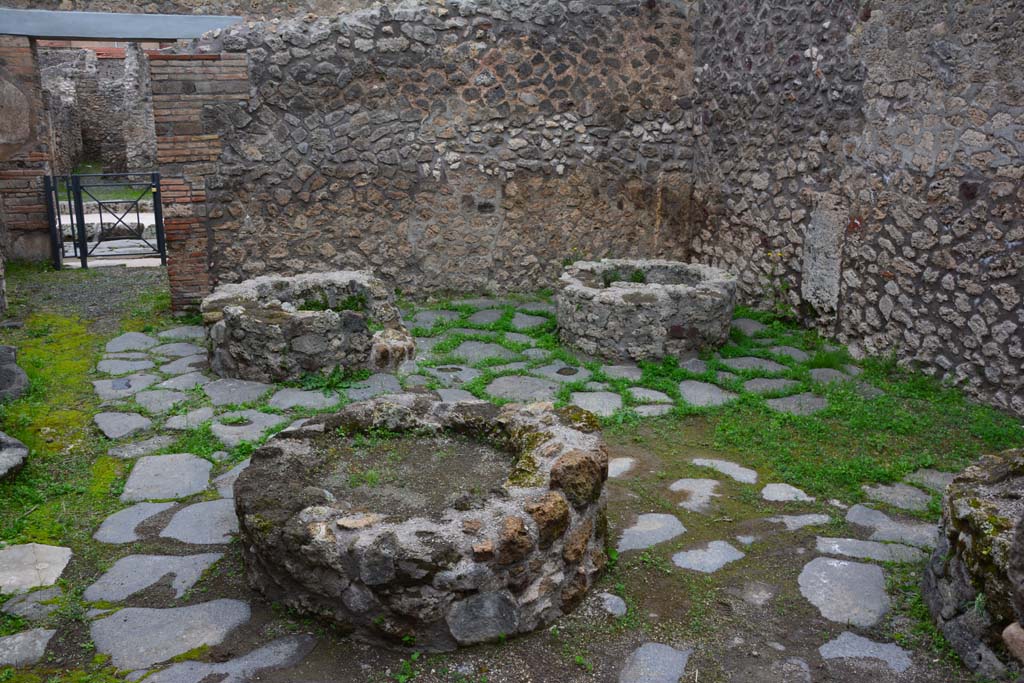 IX.5.4 Pompeii. March 2019. Room b, looking towards north-east corner and east wall of the bakery.
Foto Christian Beck, ERC Grant 681269 DÉCOR.

