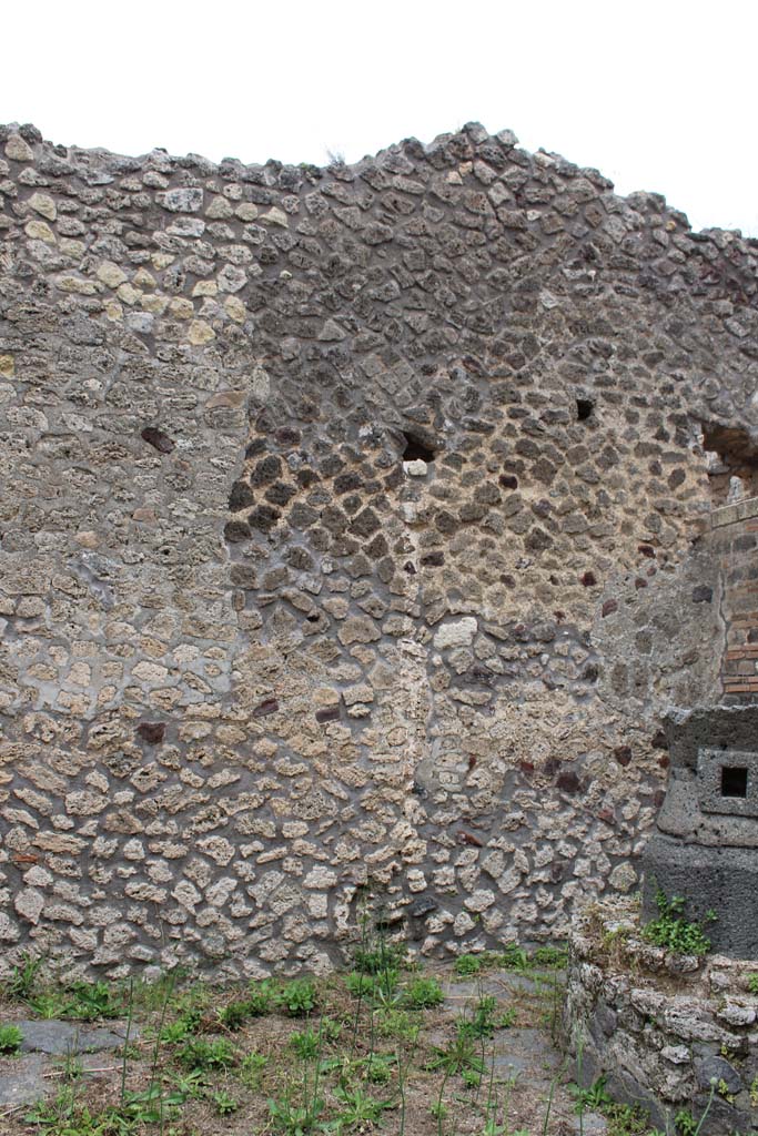 IX.5.4 Pompeii. March 2019. 
Room b, south-east corner with a lava mill on a high masonry base.
Foto Christian Beck, ERC Grant 681269 DÉCOR.
