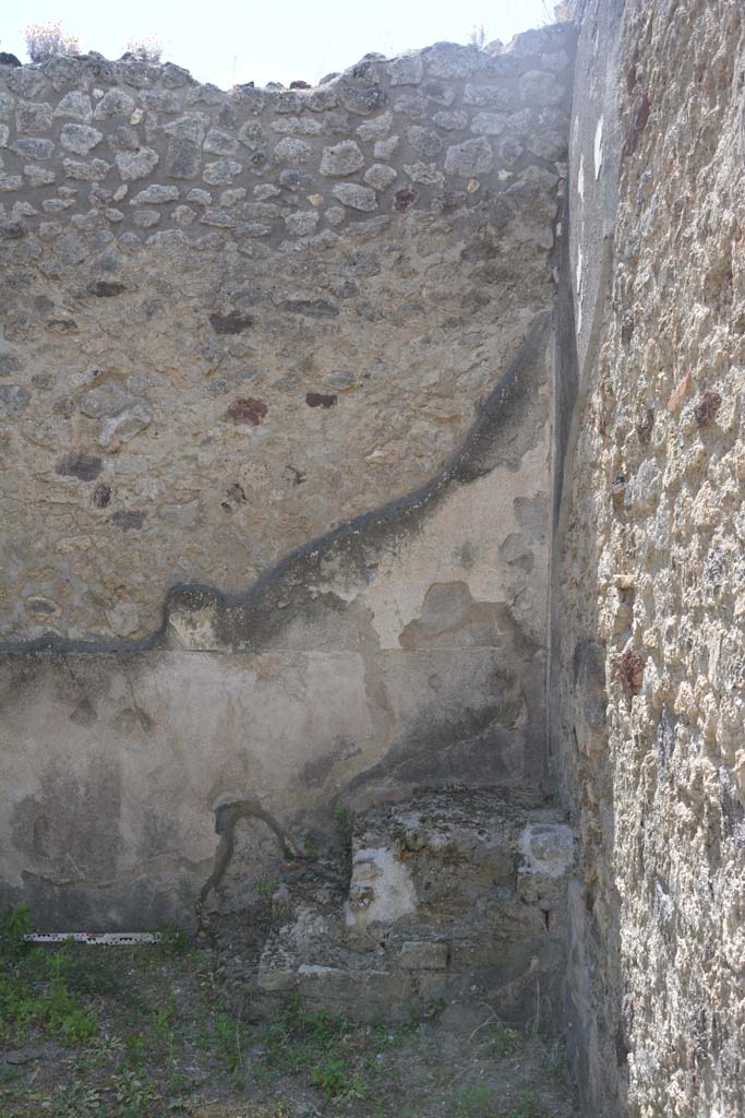 IX.5.5 Pompeii. May 2017. Base of steps in south-west corner.
Foto Christian Beck, ERC Grant 681269 DÉCOR.
