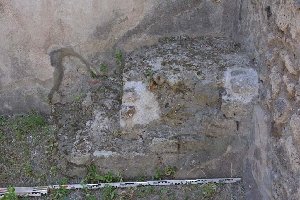 IX.5.5 Pompeii. May 2017. Detail of remaining wall plaster on north side of base of steps.
Foto Christian Beck, ERC Grant 681269 DÉCOR.

