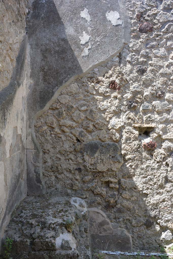 IX.5.5 Pompeii. May 2017. Detail of wall plaster on north side of steps against west wall.
Foto Christian Beck, ERC Grant 681269 DÉCOR.
