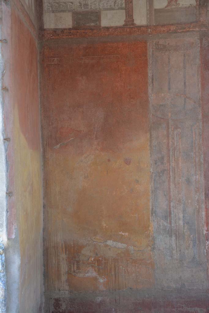 IX.5.6 Pompeii. May 2017. 
Room i, yellow side panel at north end of east wall, with figure in centre.    
Foto Christian Beck, ERC Grant 681269 DCOR.

