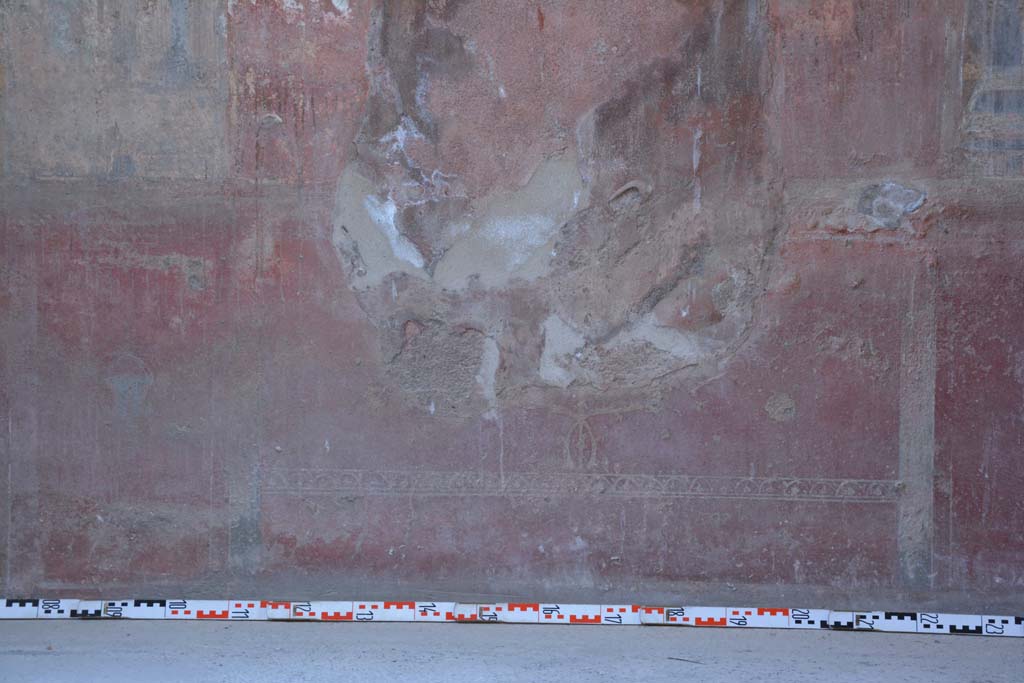 IX.5.6 Pompeii. May 2017. Room i, zoccolo below centre of east wall.      
Foto Christian Beck, ERC Grant 681269 DCOR.

