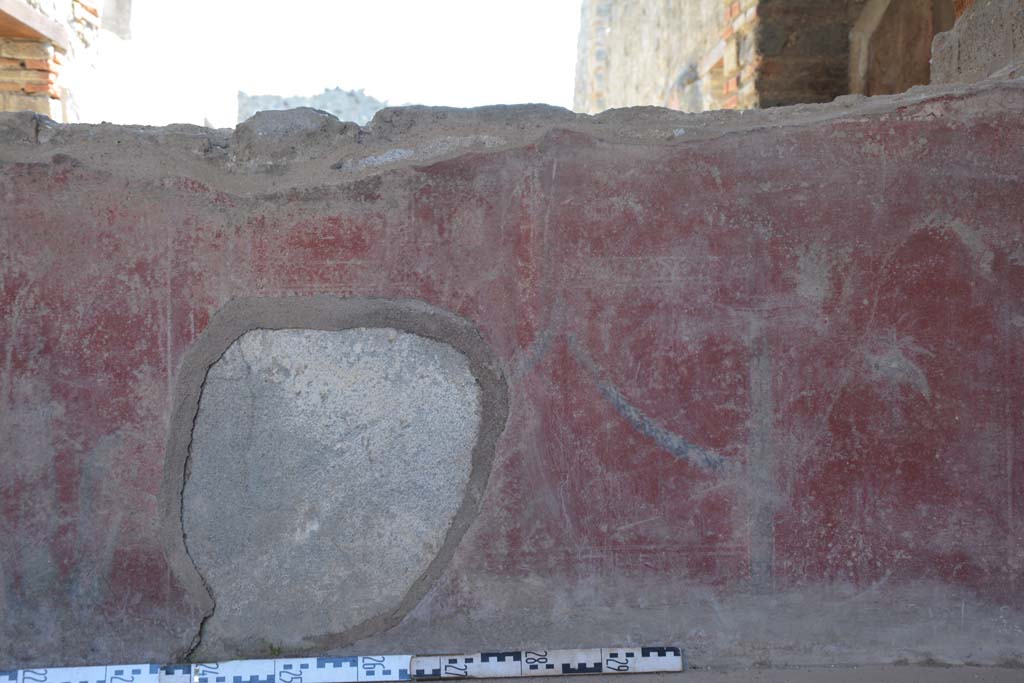 IX.5.6 Pompeii. May 2017. Room i, centre of zoccolo on south wall below window.          
Foto Christian Beck, ERC Grant 681269 DCOR.

