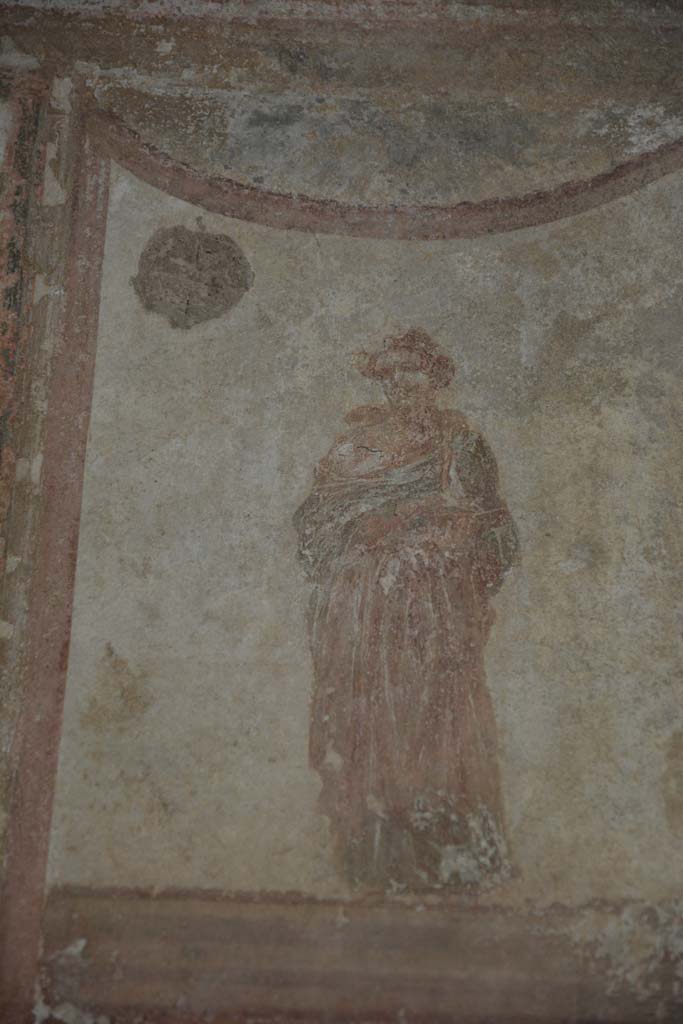 IX.5.6 Pompeii. May 2017. Room i, detail of figure in centre of upper north wall in north-west corner
Foto Christian Beck, ERC Grant 681269 DCOR.

