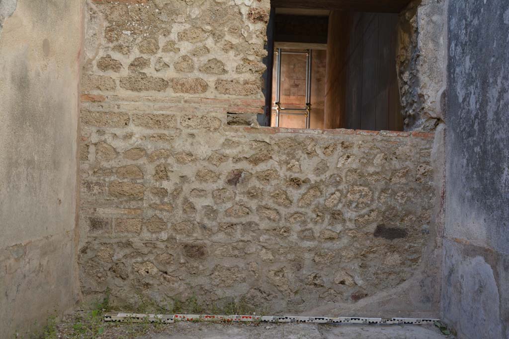 IX.5.6 Pompeii. May 2017. Room o, lower north wall with window into room l (L). 
Foto Christian Beck, ERC Grant 681269 DCOR.
