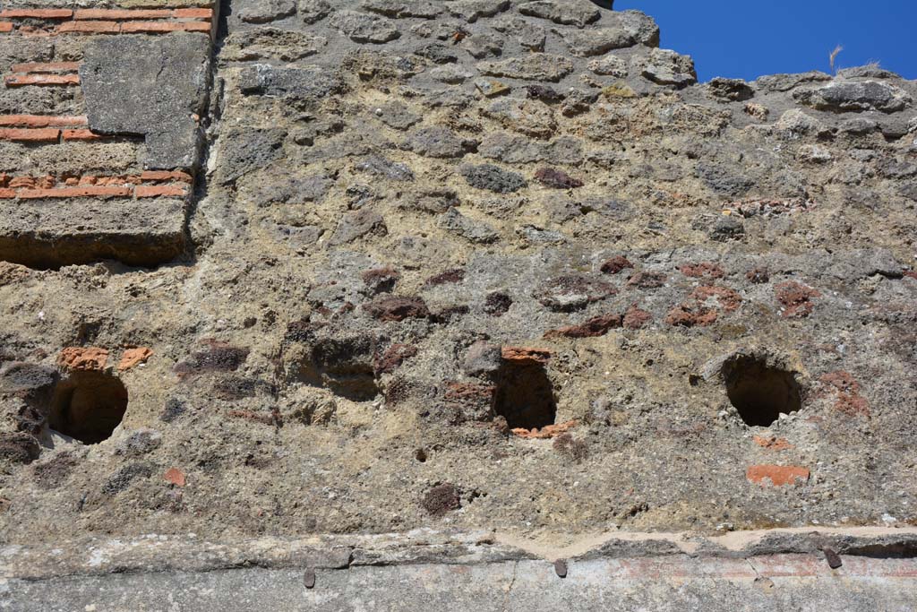 IX.5.6 Pompeii. May 2017. Room o, detail from upper east wall, with holes for support beams for an upper floor.  
Foto Christian Beck, ERC Grant 681269 DCOR.
