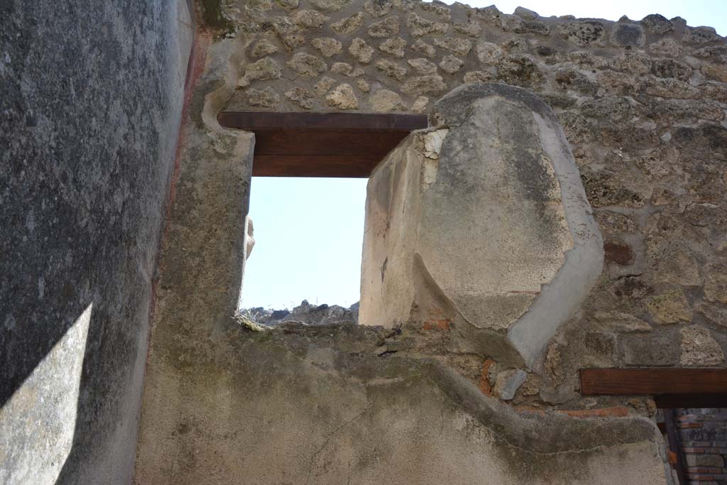 IX.5.6 Pompeii. May 2017. Room o, upper west wall with window overlooking room n. 
Foto Christian Beck, ERC Grant 681269 DCOR.

