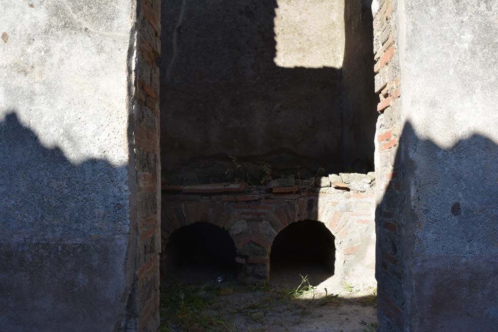 IX.5.6 Pompeii. May 2017. Room p, looking east through doorway.
Foto Christian Beck, ERC Grant 681269 DCOR.
