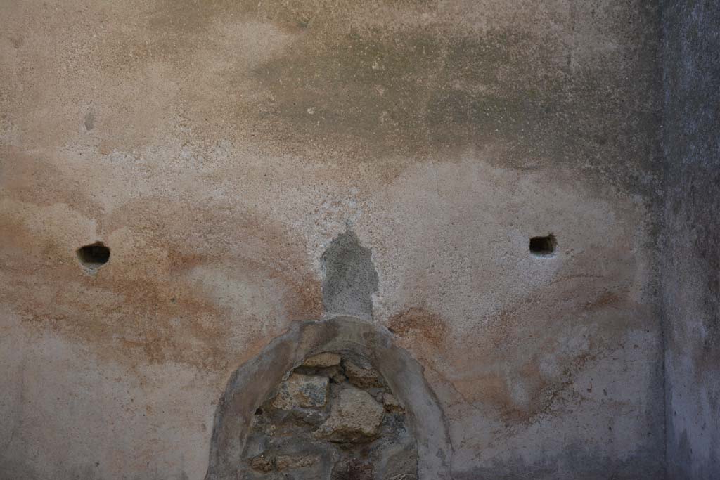 IX.5.6 Pompeii. May 2017. Room p, north wall, looking towards north-east corner, on right.
Foto Christian Beck, ERC Grant 681269 DCOR.
