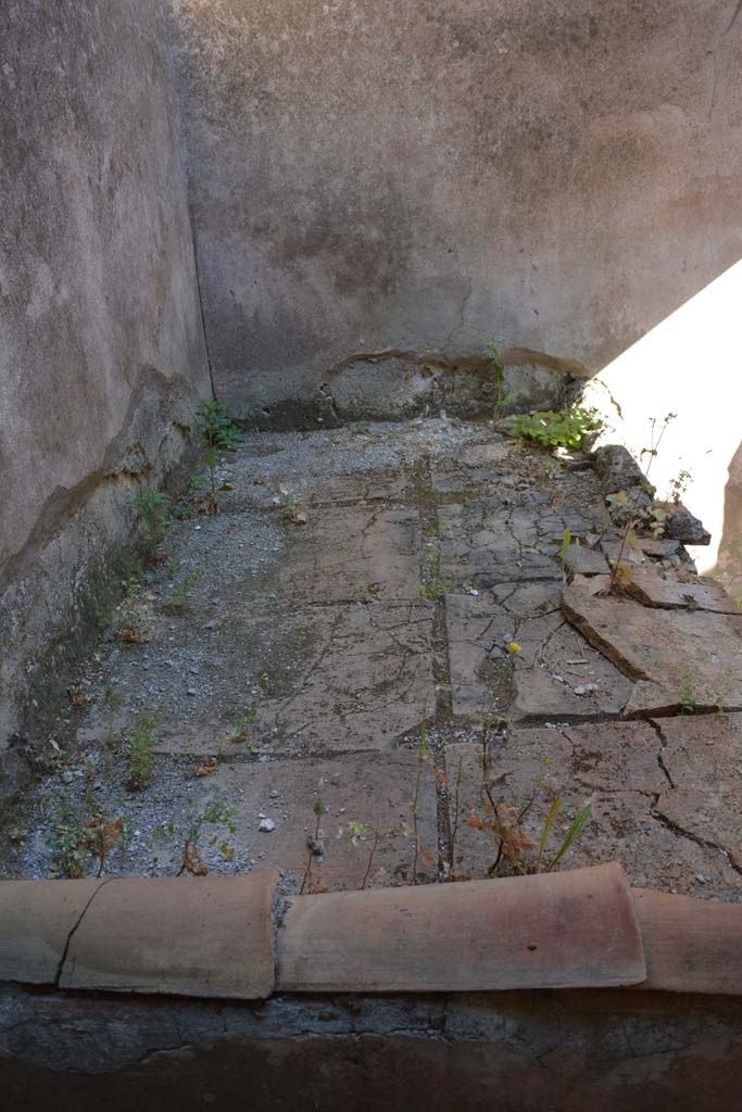 IX.5.6 Pompeii. May 2017. 
Room p, looking south along hearth/bench towards south-east corner.
Foto Christian Beck, ERC Grant 681269 DCOR.

