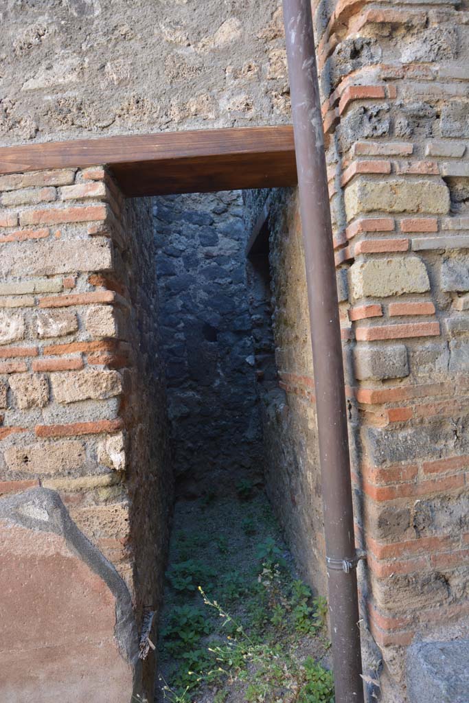IX.5.6 Pompeii. May 2017. Room v, doorway on west side of room n, looking west.
Foto Christian Beck, ERC Grant 681269 DCOR.
