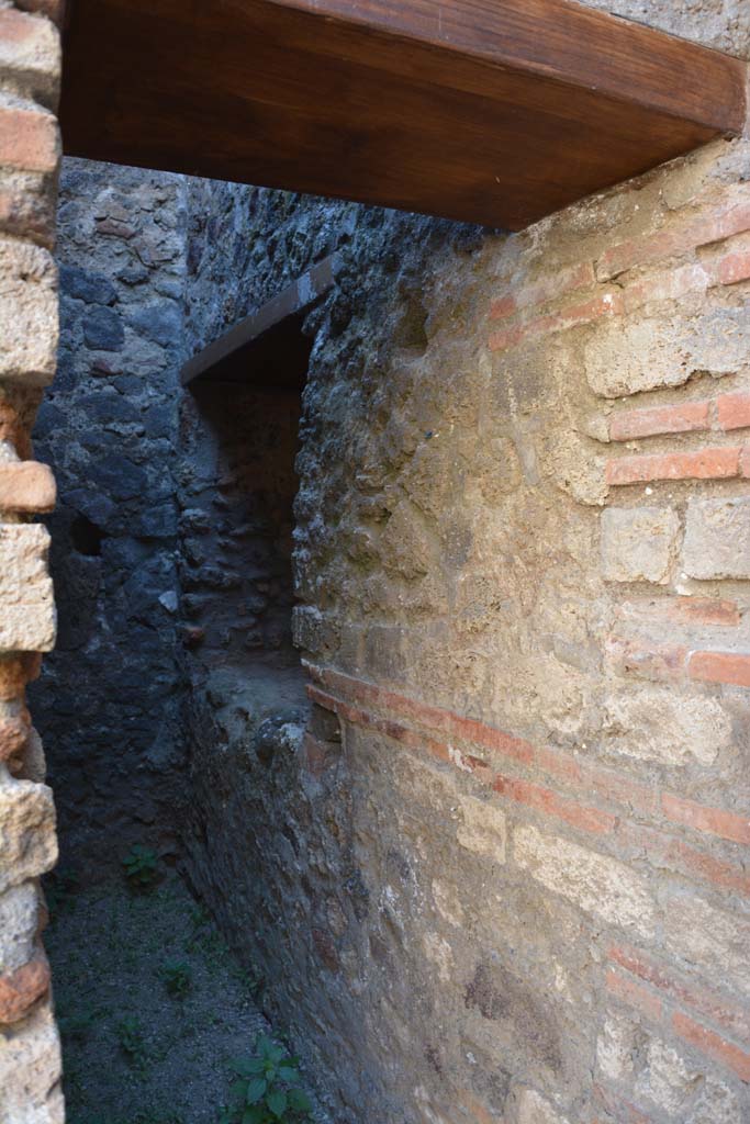IX.5.6 Pompeii. May 2017. Room v, looking through doorway towards north wall.
Foto Christian Beck, ERC Grant 681269 DCOR.
