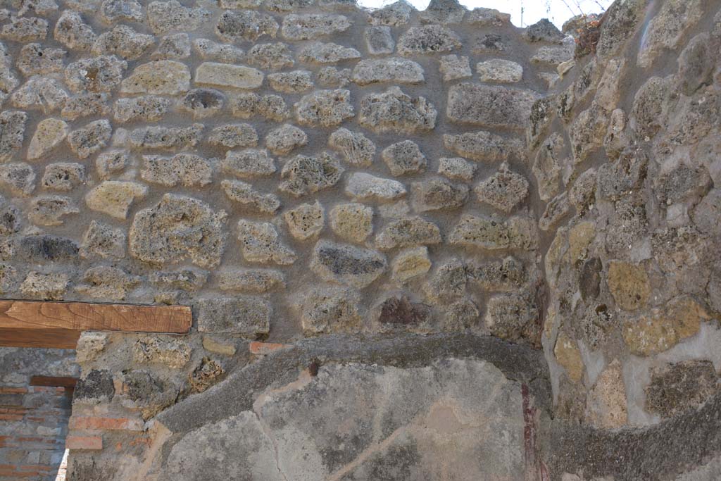 IX.5.6 Pompeii. May 2017. Room r, upper east wall on south side of doorway, in south-east corner.
Foto Christian Beck, ERC Grant 681269 DCOR.
