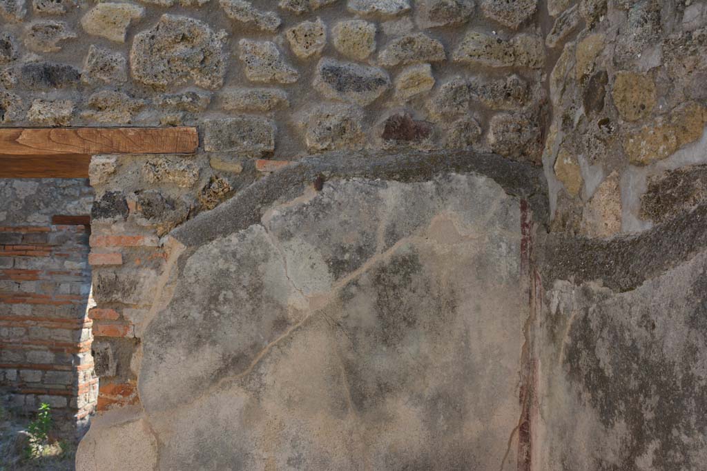 IX.5.6 Pompeii. May 2017. Room r, east wall in south-east corner, on south side of doorway.
Foto Christian Beck, ERC Grant 681269 DCOR.
