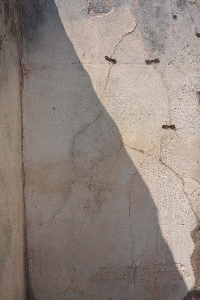 IX.5.6 Pompeii. May 2017. Room r, west wall at south end.
Foto Christian Beck, ERC Grant 681269 DCOR.
