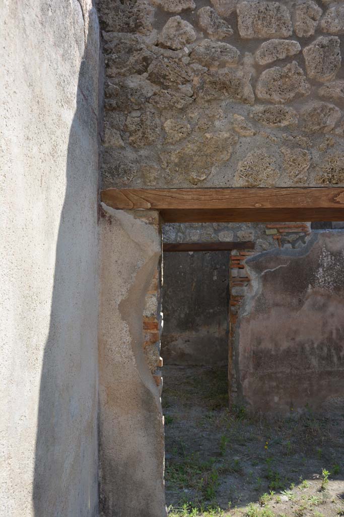 IX.5.6 Pompeii. May 2017. Room r, upper east wall in north-east corner. 
Foto Christian Beck, ERC Grant 681269 DCOR.
