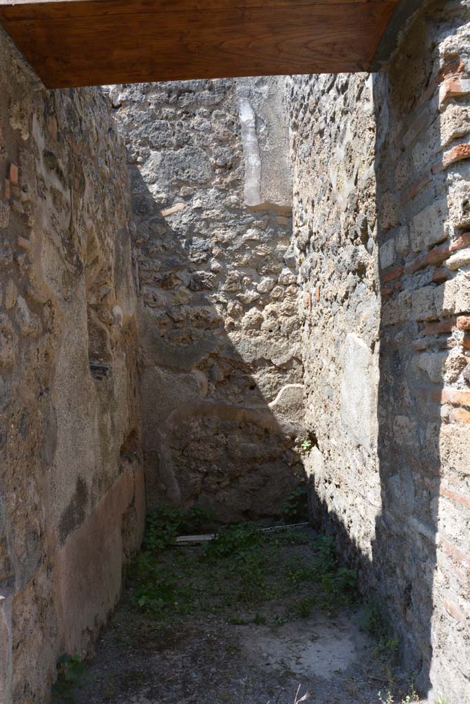 IX.5.6 Pompeii. May 2017. Room t, looking west through doorway.
Foto Christian Beck, ERC Grant 681269 DCOR.
