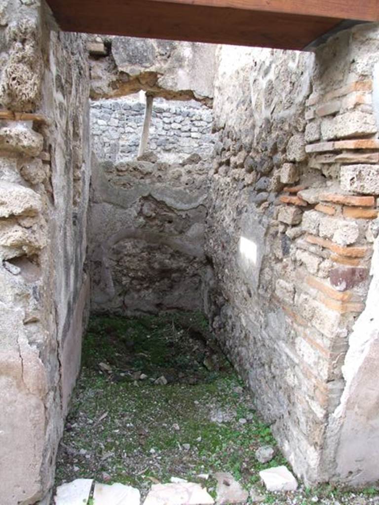 IX.5.6 Pompeii. December 2007. Doorway to room t, latrine