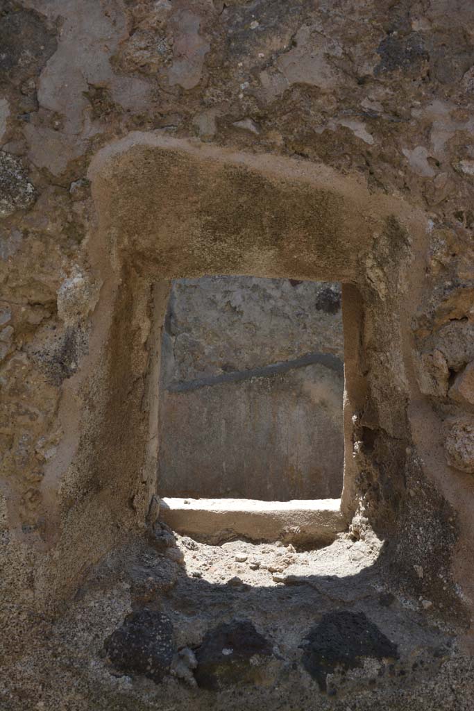 IX.5.6 Pompeii. May 2017. Room t, window in south wall.
Foto Christian Beck, ERC Grant 681269 DCOR.
