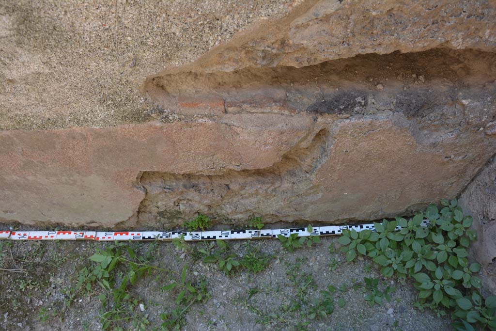 IX.5.6 Pompeii. May 2017. Room t, lower south wall at west end.
Foto Christian Beck, ERC Grant 681269 DCOR.
