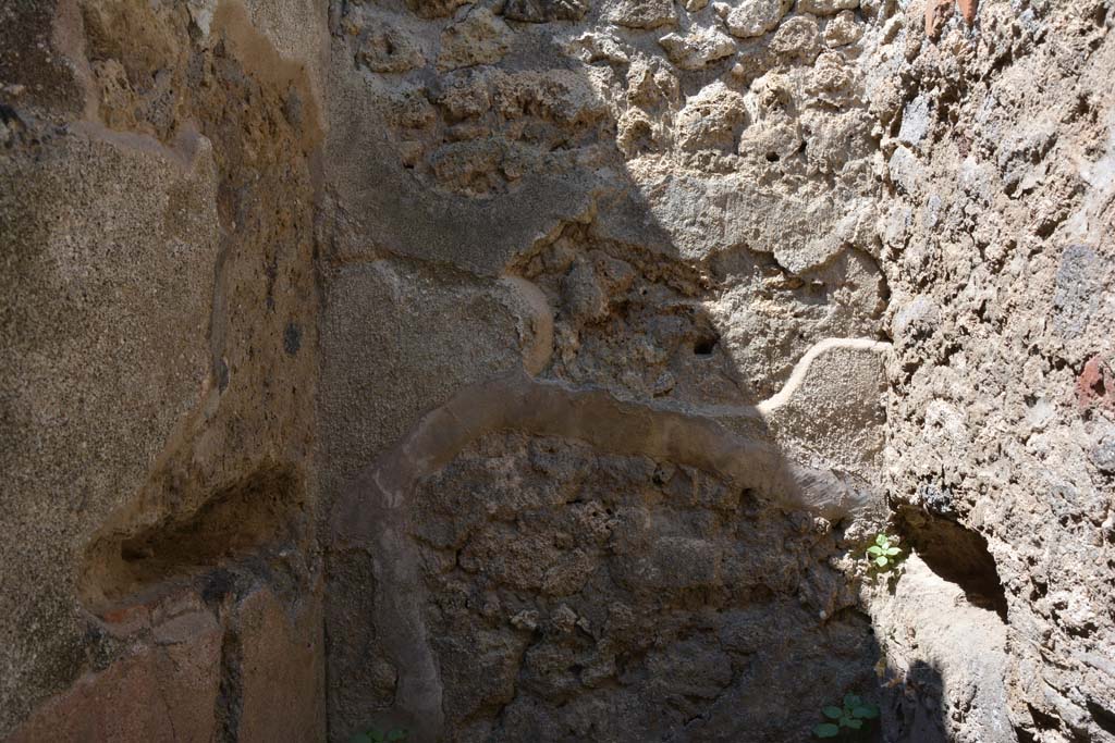 IX.5.6 Pompeii. May 2017. Room t, detail of west end of room.
Foto Christian Beck, ERC Grant 681269 DCOR.
