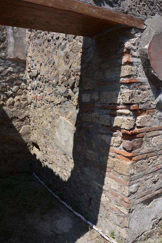 IX.5.6 Pompeii. May 2017. Room t, looking through doorway towards north wall.
Foto Christian Beck, ERC Grant 681269 DCOR.
