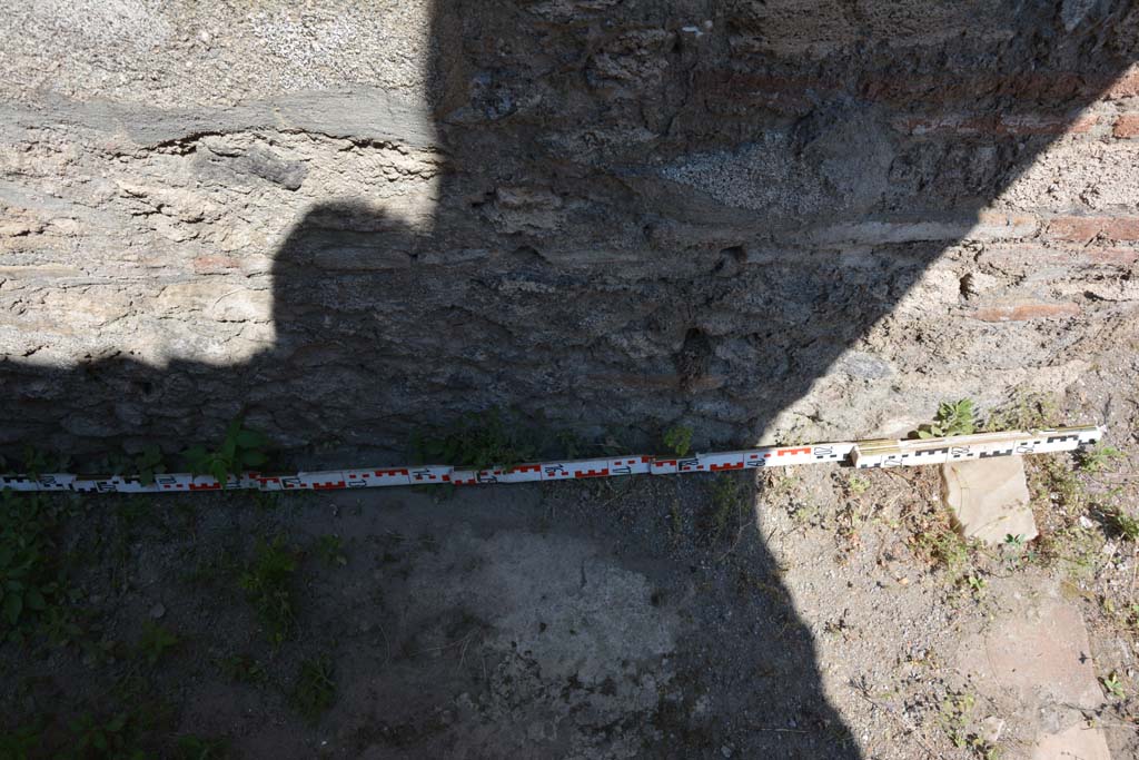 IX.5.6 Pompeii. May 2017. Room t, lower north wall at east end.
Foto Christian Beck, ERC Grant 681269 DCOR.
