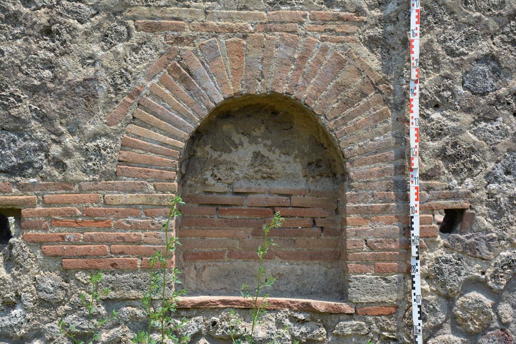IX.5.6 Pompeii. May 2017. Room u, detail of niche on east wall in garden area.
Foto Christian Beck, ERC Grant 681269 DÉCOR.
