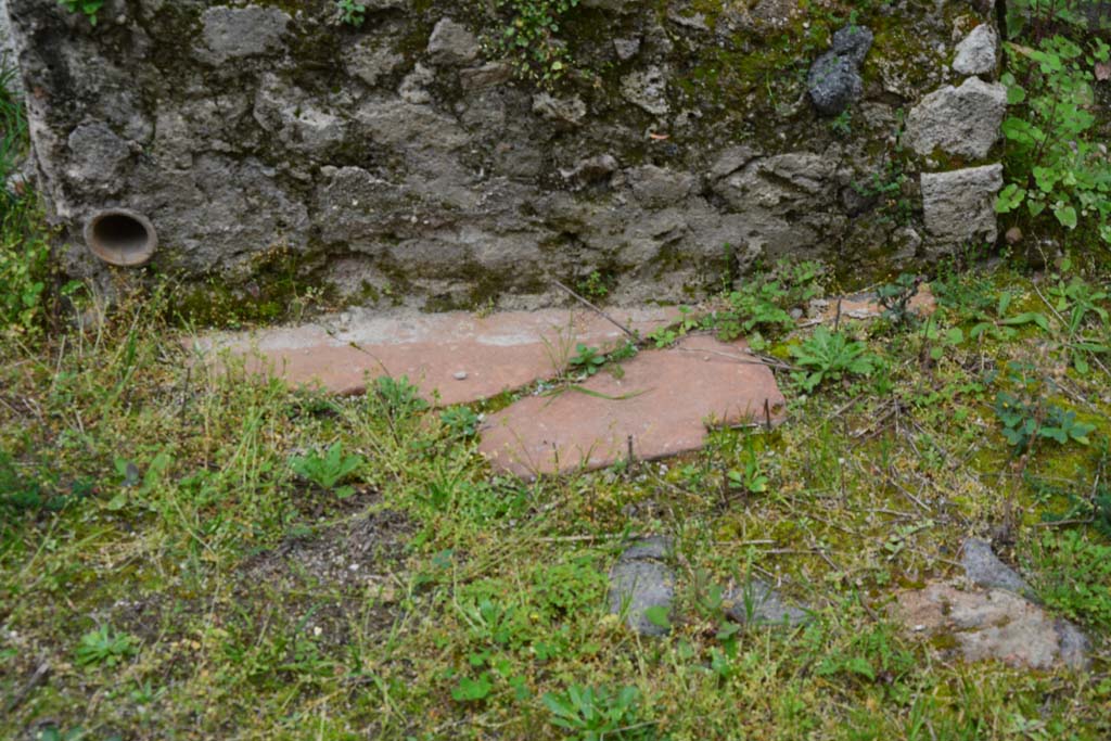 IX.5.6 Pompeii. March 2017. Room u, detail from lower front of masonry basin.  
Foto Christian Beck, ERC Grant 681269 DÉCOR.

