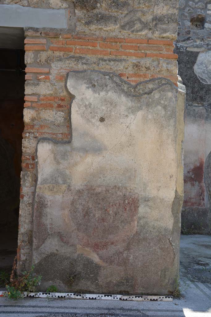 IX.5.6 Pompeii. May 2017. Area c, atrium, pilaster on north side of doorway to room h.
Foto Christian Beck, ERC Grant 681269 DCOR.
